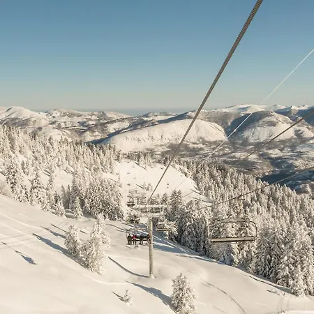 Pierre & Les Trois Domaines Aparthotel 3*