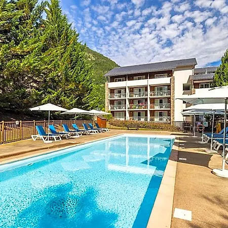 Pierre & Les Trois Domaines Aparthotel 3*